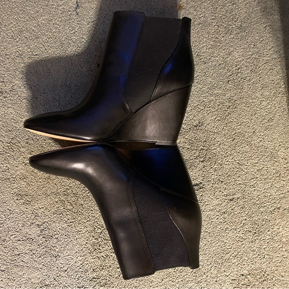 Beautiful ANN TAYLOR LEATHER BLACK BOOTIES BRAND NEW - Picture 4 of 7
